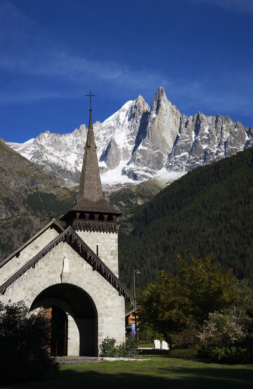 Les Drus vus depuis l'église des Praz (Haute-Savoie)